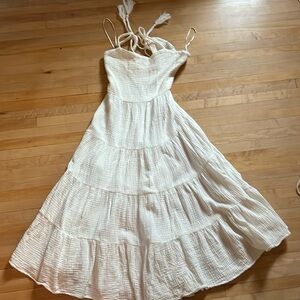 Pretty white summer dress. Fully lined with a fun cut out in the back.